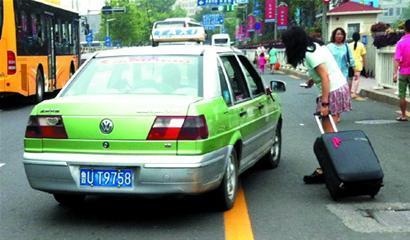 青島火車站周邊出租車挑客拒載現象嚴重，監管亟待加強