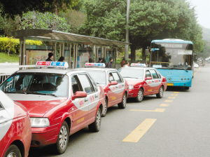 出租車違規占用公交站臺，監管重拳出擊嚴懲不貸